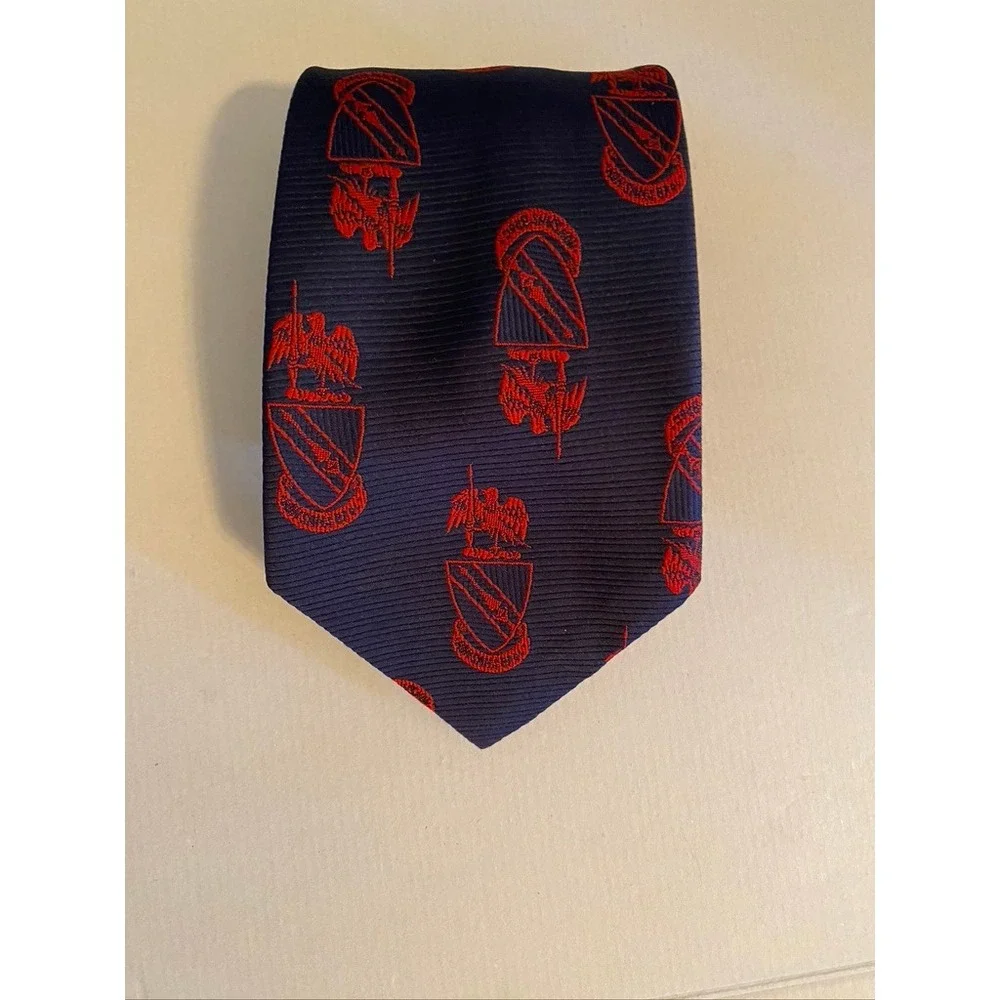 Danbury Mens Navy Blue Red Crest Eagle Motif Silk Blend Necktie 3.25 Inch Width
